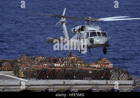 041110-N-9319H-038 Oceano Pacifico (nov. 10, 2004) - Un MH-60S Knighthawk assegnato all'ÒGunbearersÓ di elicottero di lottare contro lo squadrone di supporto undici (HC-11), trasporta i materiali di consumo dai militari di comando Sealift (MSC) USNS oliatore Pecos (T-AO 197) per il ponte di volo a bordo della USS Nimitz CVN (68). Nimitz sta conducendo le navi su misura la disponibilità di formazione I/II/III e l'esercizio finale problema al largo della costa della California del Sud. Stati Uniti Navy foto di PhotographerÕs Mate 3° di classe Angelo G. Hilbrands (rilasciato) Navy US 041110-N-9319H-038 un MH-60S Knighthawk assegnato all'Gunbearers di elicottero Foto Stock