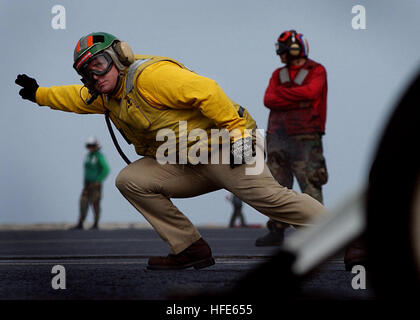 041119-N-4308O-063 Golfo Arabico (nov. 19, 2004) - Lt. Scott Kramarik, un aeromobile sparatutto, dà il segnale per il lancio di un aeromobile dal ponte di volo a bordo della USS Harry Truman (CVN 75). Catapulta i tiratori sono responsabili per la sicurezza e l'incidente di lancio gratuito di tutti gli aeromobili a bordo della portaerei. Truman portante del gruppo di sciopero dieci (CSG-10) e lei ha avviato Carrier aria Wing tre (CVW-3) sono su una distribuzione programmata a sostegno della guerra globale al terrorismo. Stati Uniti Navy foto dal fotografo di Mate Airman Ryan O'Connor (rilasciato) Navy US 041119-N-4308O-063 Lt. Scott Kramarik, un aeromobile sh Foto Stock