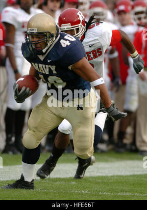 041120-N-9815L-006 Annapolis, Md. (nov. 20, 2004) Ð U.S. Accademia navale Guardiamarina di terza classe David Mahoney batte Rutgers University wide receiver Marcus Daniels per un touchdown. Mahoney prelevato un diversivo pass e lo prese 18 cantieri nella zona di estremità, Marina il primo ritorno di intercettazione per un touchdown dal 1999. Marina (8-2) sconfisse Rutgers (4-6) 54-21 a Navy-Marine Corps Memorial Stadium in Annapolis, Md. U.S. Navy foto dal fotografo il compagno di classe 1a Michael Lewis (rilasciato) Navy US 041120-N-9815L-006 U.S. Accademia navale Guardiamarina di terza classe David Mahoney batte Rutgers University ampia Foto Stock