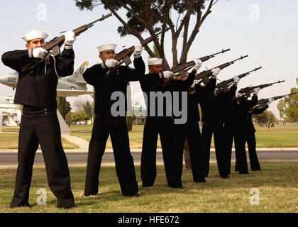 021023-N-4211M-001 Naval Air Station Lemoore, California (Ott. 23, 2002) -- una marina Guardia d'onore esegue il rendering di un ventuno gun salute durante un memoriale di servizio per quattro naval aviatori da Strike Fighter Squadron quattro uno (VFA-41) che sono mancanti e si presume sia morto a seguito di una collisione in volo durante la conduzione di una routine di formazione missionaria fuori della costa della California nel mese di ottobre 18th, 2002. Ucciso erano Lt. Stephen R. Nevarez, 31, New Orleans, in Louisiana, sistemi di armamenti Officer, Lt. Joel A. Korkowski, 30, Phoenix, in Arizona, pilota, Lt. Matteo S. Shubzda, 27, Dallas, Texas, pilota, e il tenente Stephen N. Benson, 26, Virginia Foto Stock