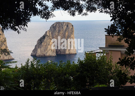 Bella vista sulla parola famosi Faraglioni dai giardini di Augusto, Capri, Italia Foto Stock