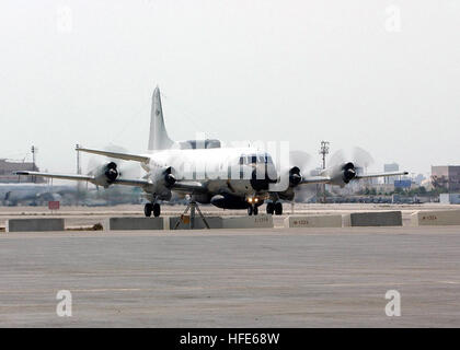 021024-N-4374S-034 Comando Centrale Area di Responsabilità (AOR) ott. 24, 2002 - Un EP-3E ORION assegnato al "mondo Watchers" del Fleet Air Recon Squadron uno (VQ-1) ritorna da una missione di routine a sostegno dell'Operazione Enduring Freedom (OEF). Stati Uniti Navy foto dal fotografo di Mate 2a classe Michael Sandberg. (Rilasciato) Navy US 021024-N-4374S-034 un EP-3E ORION assegnato al Foto Stock