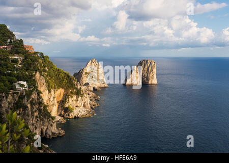 Faraglioni - tre famose rocce, Capri, Italia Foto Stock