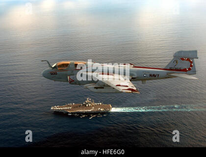 041205-N-8704K-005 Oceano atlantico (dec. n. 5, 2004) - Un EA-6B Prowler, assegnato al "scorpioni" di attacco elettronico Squadron uno due tre (VAQ-132), vola sopra la convenzionalmente alimentato portaerei USS John F. Kennedy (CV 67) dopo aver completato la routine operazioni di volo nell'Oceano Atlantico. La EA-6B è un doppio motore, metà di aerei ad ala che è progettato per il supporto di operazioni base di fornire un ombrello di protezione per strike aircraft impuntandosi nemico radar, electronic data link e le comunicazioni. Kennedy e avviato Carrier aria Wing diciassette (CVW-17) sono in transito attraverso l'atlantico Foto Stock