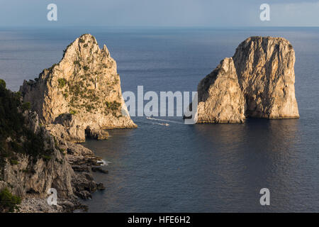 E costiere oceaniche di rocce faraglioni nel tramonto di capri, un'isola, la baia di napoli, Italia, Europa Foto Stock