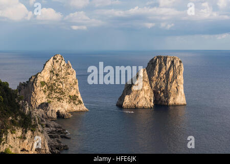 Capri il leggendario trio di giganti del mare nel tramonto di Capri, un'isola, la baia di Napoli, Italia, Europa Foto Stock