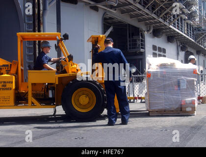 041228-N-9214D-003 Guam (dec. n. 28, 2004) - marinai preparare per caricare le attrezzature e i materiali di consumo a bordo dell'assalto anfibio nave USS Bonhomme Richard (LHD 6) durante una breve visita porta all'isola del Pacifico di Guam. Bonhomme Richard prontamente modificate la sua pianificazione della distribuzione per supportare il funzionamento di assistenza unificata, lo sforzo di assistenza umanitaria in scia dello tsunami che ha colpito il Sud Est Asiatico. Stati Uniti Navy foto di PhotographerÕs Mate 2a classe Juan E. Diaz (rilasciato) Navy US 041228-N-9214D-003 marinai preparare per caricare le attrezzature e i materiali di consumo a bordo dell'assalto anfibio nave USS Bonhomme Richard ( Foto Stock