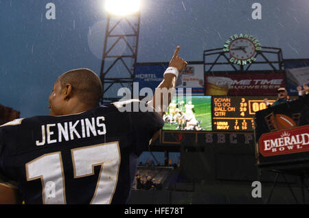 041230-N-9693M-686 San Francisco, California. (Dec. n. 29, 2004) DEGLI STATI UNITI Accademia navale wide receiver Amir Jenkins cheers come Navy arresta un ultimo disperato tentativo dal Nuovo Messico al cliente alla fine del quarto trimestre del gioco. Marina (10-2) trionfò sul Nuovo Messico 34-19 per la loro prima vittoria di coppa dal 1996 e primi dieci gioco record vincente in 99 anni. Stati Uniti Navy foto di Damon J. Moritz (rilasciato) Navy US 041230-N-9693M-686 U.S. Accademia navale wide receiver Amir Jenkins cheers come Navy arresta un ultimo disperato tentativo dal Nuovo Messico al cliente alla fine del quarto trimestre del gioco Foto Stock