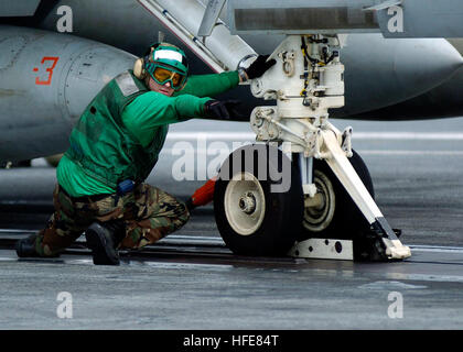 050112-N-0057P-026 Mare delle Andamane (GEN. 12, 2005) - Un'Aviazione di Boatswain Mate dà il segnale per applicare tensione a uno dei quattro a vapore di una catapulta durante le operazioni di volo a bordo della Nimitz-class portaerei USS Abraham Lincoln (CVN 72). Operazioni di volo sono condotte per mantenere i piloti e gli equipaggi degli aeromobili assegnati al vettore Air Wing due (CVW-2) qualificati come Abraham Lincoln è condurre missioni umanitarie sull isola di Sumatra, Indonesia. Elicotteri assegnati a CVW-2 e marinai da Lincoln sono di supporto alla operazione di assistenza unificato, l'operazione umanitaria in uno sforzo Foto Stock