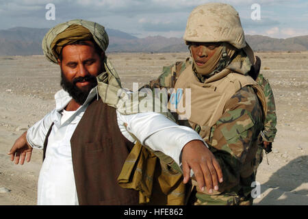 Un corpsman dell'ospedale assegnato alla Weapons Company, 3rd Battalion, 3rd Marine Regiment conduce una ricerca del checkpoint dei veicoli nella provincia di Khost, Afghanistan, come parte delle misure di sicurezza operativa. Foto Stock