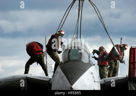 050113-N-5781F-031 Oceano Pacifico (GEN. 13, 2005) - Crash-e-il personale di soccorso collegare cavi di manovre di un F-14 Tomcat velivolo formazione prima del sollevamento del velivolo durante il ponte di volo drill incendio a bordo alimentato convenzionalmente portaerei USS Kitty Hawk (CV 63). Attualmente in corso nel 7 ° Flotta area di responsabilità (AOR), Kitty Hawk dimostra proiezione di potenza e controllo del mare come NEGLI STATI UNITI Marina permanentemente solo distribuita portaerei, operando da Yokosuka, Giappone. Stati Uniti Navy foto dal fotografo compagno del 3° di classe Bo Flannigan (rilasciato) Navy US 050113-N-5781F-03 Foto Stock