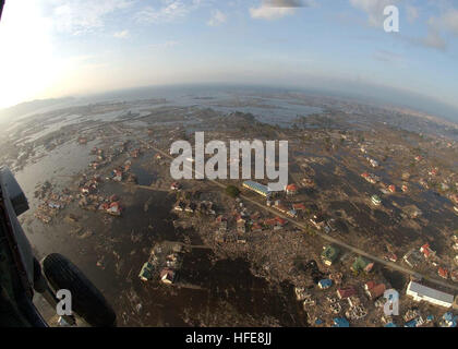 050119-N-2560Y-298 Indonesia (GEN. 19, 2005) - vista aerea di Banda Aceh e Sumatra, dopo tre settimane dallo Tsunami che ha devastato la regione costiera. Velisti di USS Abraham Lincoln (CVN 72) il vettore Strike gruppo (CSG) sono di supporto alla operazione di assistenza unita, l'operazione umanitaria sforzo sulla scia dello tsunami che ha colpito il Sud Est asiatico del 26 dicembre. La Abraham Lincoln (CSG) è attualmente operativo in Oceano Indiano al largo della costa dell' Indonesia e della Thailandia. Stati Uniti Navy foto dal fotografo il compagno di classe 1a John D. Yoder (rilasciato) Navy US 050119-N-2560Y-298 vista aerea di Banda Aceh, Sumat Foto Stock