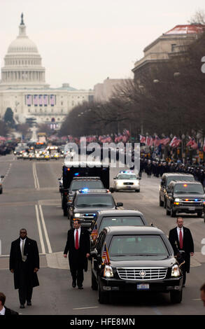 Affiancato da agenti dei servizi segreti, Presidente George W Bush e la first lady Laura Bush travel la Parata inaugurale rotta in una limousine blindata si diresse verso la Casa Bianca. Il presidente Bush rinnovato il giuramento di ufficio a inizio giornata al capitale della nazione con migliaia di spettatori presenti. DoD foto dal giornalista di 2a classe di contrassegnare O'DDonald, Navy US. (Rilasciato) Navy US 050120-N-1928O-285 affiancato da agenti dei servizi segreti, Presidente George W Bush e la First Lady Laura Bush travel la Parata inaugurale rotta in una limousine blindata si diresse verso la Casa Bianca Foto Stock