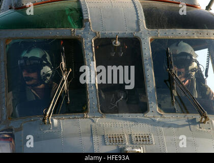 050205-N-5345W-060 Golfo Persico (feb. 5, 2005) Ð piloti, assegnato al 'Deserto anatre di un elicottero di combattimento squadrone di supporto due (HC-2), guarda dal pozzetto del loro UH-3H Sea King elicottero prima del sollevamento fuori dal ponte di volo a bordo del missile destroyer USS Mason (DDG 87). Mason è condurre operazioni nel Golfo Persico come una parte del destroyer Squadron due sei DESRON (26) e la USS Harry Truman (CVN 75) il vettore Strike gruppo (CSG). Il Truman CSG e CVW-3 sono su un regolarmente la distribuzione programmata a sostegno della guerra globale al terrorismo. Stati Uniti Navy foto di photographe Foto Stock
