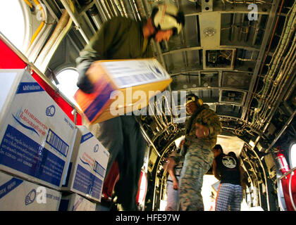 050131-N-6074Y-158 Oceano Indiano (GEN. 31, 2005) - Marines assegnato all'ÒFlying TigersÓ del mezzo marino elicottero Squadron due sei due (HMM-262), spostare le scatole di cibo fuori del retro di un CH-46E Sea Knight elicottero. La Abraham Lincoln Carrier Strike gruppo è attualmente operativo nell'Oceano Indiano al largo delle acque dell' Indonesia e della Thailandia a sostegno delle operazioni di assistenza unificato, l'operazione umanitaria sforzo sulla scia dello tsunami che ha colpito il Sud Est Asiatico. Stati Uniti Navy foto di PhotographerÕs Mate 3° classe M. Jeremie Yoder (rilasciato) Navy US 050131-N-6074Y-158 Marines assegnato Foto Stock