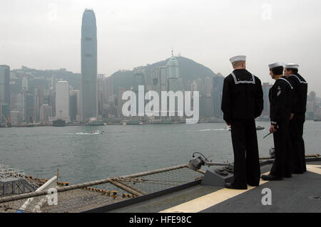 050201-N-0000X-001 Hong Kong (feb. 1, 2005) - i marinai a bordo della USS Blue Ridge (LCC 19) vigilare sul ponte principale in quanto la nave arriva a Hong Kong per una pianificata regolarmente visita porta. La settima flotta nave di comando, Blue Ridge, ha circa 1.000 equipaggio e i membri dello staff che avrà la possibilità di passeggiata, shop, godere di attività ricreative e partecipare alle attività di buona volontà come progetti di servizio alla comunità di Hong Kong. Stati Uniti Navy foto dal fotografo di mate 1. Classe Novia Harrington (rilasciato) Navy US 050201-N-0000X-001 i marinai a bordo della USS Blue Ridge (LCC 19) vigilare sulla m Foto Stock