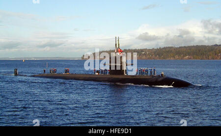 050204-N-4723L-003 Bangor, nello Stato di Washington (Feb. 4, 2005) - prua dritta vista del Los Angeles-classe attacco rapido sommergibile USS Chicago (SSN 721) in arrivo alla base della Marina Kitsap, Bangor, nello Stato di Washington, per la pianificazione di un periodo di disponibilità condotta dal Bangor intermedio facilità di manutenzione e il Puget Sound Naval Shipyard. Stati Uniti Navy foto di Ray F. Longaker, Jr. (rilasciato) Navy US 050204-N-4723L-003 prua dritta vista del Los Angeles-classe attacco rapido sommergibile USS Chicago (SSN 721) Foto Stock