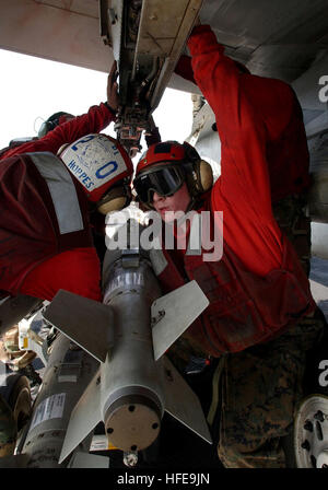 050208-N-4757S-206 Golfo Persico (feb. 8, 2005) - Lance Cpl. Hoppes Jack, sinistra, e Lance Cpl. Joshua Willis, entrambi assegnati alla 'Silver aquile' di Marine Strike Fighter Squadron One One cinque (VMFA-115), caricare un GBU-38 500 libbra satellite bomba guidato su uno dello squadrone di F/A-18A+ calabroni, prima di operazioni di volo a bordo della USS Harry Truman (CVN 75). Il GBU-38 è un 500-pound giunto di attacco diretto munizione (JDAM) che utilizza uno standard Mk-82 bomba, e è stato sviluppato per il bombardamento di precisione in guerriglia urbana. Il giunto di attacco diretto munizione (JDAM) è un kit di orientamento che converte unguid esistenti Foto Stock