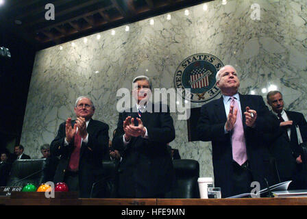 050210-N-2383B-005 Washington, D.C. (Dec. n. 10, 2005) Ð da sinistra, Senatori Carl Levin (D-MI), John Warner (R-VA) e John McCain (R-AZ) onore SERVIZIO DEGLI STATI UNITI I membri che hanno recentemente restituito dall'Iraq e sono stati presenti per assistere alle udienze per la difesa la richiesta di autorizzazione per l'anno fiscale 2006 e il futuro programma di difesa. Stati Uniti Navy foto di Chief Fotografo compagno del Johnny Bivera (rilasciato) Navy US 050210-N-2383B-005 da sinistra, Senatori Carl Levin (D-MI), John Warner (R-VA) e John McCain (R-AZ) onore negli Stati Uniti i membri del servizio Foto Stock