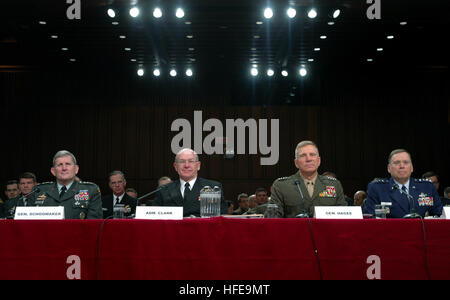 050210-N-2383B-074 Washington, D.C. (Dec. n. 10, 2005) Ð membri del il Comitato delle forze armate del senato questione top ranking leader dell'U.S. Forze Armate, da sinistra, U.S. Capo di Stato Maggiore dell Esercito gen. Peter Schoomaker, Capo di operazioni navali (CNO) Adm. Vern Clark, Comandante della Marine Corps Gen. Michael W. Hagee, E DEGLI STATI UNITI Air Force capo del personale gen. John P. Ponticello, durante la difesa di richiesta di autorizzazione per l'anno fiscale 2006 e il futuro programma di difesa. Stati Uniti Navy foto di Chief Fotografo compagno del Johnny Bivera (rilasciato) Navy US 050210-N-2383B-074 Membri del Senato Se armati Foto Stock
