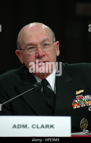 050210-N-2383B-105 Washington, D.C. (Dec. n. 10, 2005) Ð Capo di operazioni navali (CNO) Adm. Vern Clark risponde alle domande dei membri del il Comitato delle forze armate del senato come egli testimonia durante la difesa di richiesta di autorizzazione per l'anno fiscale 2006 e il futuro programma di difesa. Stati Uniti Navy foto di Chief Fotografo compagno del Johnny Bivera (rilasciato) Navy US 050210-N-2383B-105 Capo di operazioni navali (CNO) Adm. Vern Clark risponde alle domande dei membri del il Comitato delle forze armate del senato come egli testimonia durante la difesa di richiesta di autorizzazione per l'anno fiscale 2006 Foto Stock
