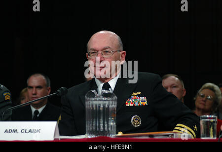 050210-N-2383B-156 Washington, D.C. (Dec. n. 10, 2005) Ð Capo di operazioni navali (CNO) Adm. Vern Clark ascolta i membri di il Comitato delle forze armate del senato come egli testimonia con altri capi di servizio durante la difesa di richiesta di autorizzazione per l'anno fiscale 2006 e il futuro programma di difesa. Stati Uniti Navy foto di Chief Fotografo compagno del Johnny Bivera (rilasciato) Navy US 050210-N-2383B-156 Capo di operazioni navali (CNO) Adm. Vern Clark ascolta i membri di il Comitato delle forze armate del senato come egli testimonia con altri capi di servizio durante la difesa di richiesta di autorizzazione per fini fiscali Foto Stock