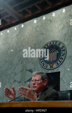 050210-N-2383B-253 Washington, D.C. (Dec. n. 10, 2005) Ð Il senatore James Inhofe (R-OK) domande top ranking leader dell'U.S. Forze Armate, durante la difesa di richiesta di autorizzazione per l'anno fiscale 2006 e il futuro programma di difesa. Stati Uniti Navy foto di Chief Fotografo compagno del Johnny Bivera (rilasciato) Navy US 050210-N-2383B-253 il senatore James Inhofe (R-OK) domande top ranking leader dell'U.S. Forze Armate, durante la difesa di richiesta di autorizzazione per l'anno fiscale 2006 e il futuro programma di difesa Foto Stock