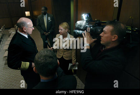 050210-N-2383B-511 Washington, D.C. (Dec. n. 10, 2005) Ð Capo di operazioni navali (CNO) Adm. Vern Clark è intervistato da una troupe televisiva a conclusione del il Comitato delle forze armate del senato audizioni di postura per la difesa la richiesta di autorizzazione per l'anno fiscale 2006 e il futuro programma di difesa. Stati Uniti Navy foto di Chief Fotografo compagno del Johnny Bivera (rilasciato) Navy US 050210-N-2383B-511 Capo di operazioni navali (CNO) Adm. Vern Clark è intervistato da una troupe televisiva a conclusione del il Comitato delle forze armate del senato audizioni di postura Foto Stock