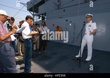 050215-N-1693W-054 Vasco De Gama, Goa, India (feb. 15, 2005) - Comandante, USS Blue Ridge (LCC 19), Cap. J. Stephen Maynard, parla con i membri dei media indiani durante una conferenza stampa sulla nave del ponte principale. Blue Ridge, ammiraglia della U.S. Settima flotta, giunse in India su una porta programmata visita. Mentre in porto la nave circa 1.000 marinai, Marines, e membri del personale sarà condotta di progetti di servizio per la comunità e per ottenere ulteriori informazioni su la cultura indiana. Stati Uniti Navy foto dal fotografo compagno del 3° di classe Lowell Whitman (rilasciato) Navy US 050215-N-1693W-054 Comando Off Foto Stock