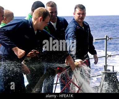 050218-N-4166B-065 Oceano Pacifico (feb. 18, 2005) - spruzzi di acqua da un tubo dopo i marinai applicare una patch morbido per un tubo forato durante il "danno alle Olimpiadi di Controllo' detenute a bordo della Nimitz-class portaerei USS Abraham Lincoln (CVN 72). Lincoln e avviato Carrier aria Wing due (CVW-2) sono attualmente dispiegati all'Oceano Pacifico occidentale. Stati Uniti Navy foto dal fotografo di Mate Airman Jordon R. Beesley (rilasciato) Navy US 050218-N-4166B-065 spruzzi di acqua da un tubo dopo i marinai applicare una patch morbido per un tubo forato durante il controllo dei danni Olimpiadi detenute a bordo della Nimitz-aeromobili di classe ca Foto Stock