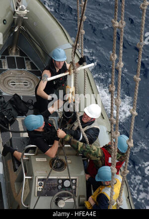 050219-N-7512V-007 Okinawa, in Giappone (feb. 19, 2005) - un equipaggio attribuisce una puleggia prima di avere il loro scafo rigido barca gonfiabile (RHIB) sollevato dall'acqua e torna sul missile cruiser USS Cowpens (CG 63) dopo il recupero di un BQM disabili-74E antenna fuco bersaglio che è stato lanciato dal ponte di volo durante il suo missile annuale di esercizio (MISSILEX). Cowpens sta conducendo operazioni al largo di Okinawa, in Giappone. Stati Uniti Navy foto dal fotografo di Mate 2a classe Kaitlyn Rae Vargo (rilasciato) Navy US 050219-N-7512V-007 un equipaggio attribuisce una puleggia prima di avere il loro scafo rigido ho Foto Stock