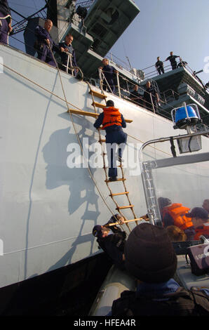 050215-N-1444C-012 Golfo Persico (feb. 15, 2005) - Un marinaio assegnato al missile fregata USS Thach (FFG 43) schede la Royal Navy tipo 23 fregata HMS Grafton (F80) per una multi-nazionale esercizio. HMS Grafton, xii tipo 23 fregate destinate ad entrare in servizio nella Royal Navy, è stata costruita dai cantieri navali Yarrows, ora parte di BAE Marine, sul fiume Clyde in Scozia ed è stato commissionato nella Royal Navy il 5 novembre 1994. Stati Uniti Navy foto dal fotografo di Mate 2a classe Peter J. Carney (rilasciato) Navy US 050215-N-1444C-012 un marinaio assegnato al missile fregata USS Thach (FFG 43) Foto Stock