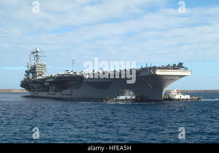 050221-N-7293M-033 Santa Rita, Guam (feb. 21, 2005) Ð due barche rimorchiatore aiutare la Nimitz-class portaerei USS Carl Vinson (CVN 70) nella posizione di attraccare a Apra Harbor, Guam, durante una porta programmata chiamata. Carl Vinson è su una distribuzione programmata e arriverà a Norfolk, Virginia, al momento della sua conclusione per preparare la sua per il rifornimento di carburante e un complesso di revisione. Stati Uniti Navy foto di PhotographerÕs Mate 2a classe Natanaele T. Miller (rilasciato) Navy US 050221-N-7293M-033 due barche rimorchiatore aiutare la Nimitz-class portaerei USS Carl Vinson (CVN 70) nella posizione di attraccare a Apra Harbor, Guam, durante una prevista Foto Stock