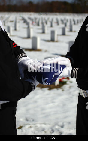 050222-N-0020T-001 Long Island, N.Y. (Feb. 22, 2005) - Boatswain compagno del 3° di classe Marcus Allen e artigliare il compagno del marinaio Scott Favara eseguire la piegatura di bandiera onori per un servizio funebre tenutasi a Calverton Cimitero Nazionale di Long Island, N.Y. I marinai sono assegnati alla marina e Marine Corps Centro di riserva (NMCRC) in Amityville, N.Y. NMCRC Amityville coordina e fornisce funebri Servizi di onore a Long Island regione. Stati Uniti Navy foto dal fotografo di mate 1. Classe Matteo J. Thomas (rilasciato) Navy US 050222-N-0020T-001 Boatswain%%5Ersquo,s Mate 3° di classe Marcus Allen e Gunner%%5 Foto Stock