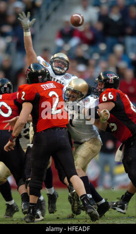 031203-N-2653P-748 Houston, Texas (dec. n. 30, 2003) Ð Texas Tech quarterback B.J. Symons passa la palla come Navy linebacker Bobby McClarin salti in aria in un tentativo di blocco durante la Naval AcademyÕs gioco con Texas Tech in EV1.Net Houston Bowl a Houston, Texas. Le aspiranti guardiamarina perso la Red Raiders, 38-14, nel gioco NavyÕs prima ciotola aspetto dal 1996. La marina è entrato in gioco che vanta la nationÕs top rushing attack, mentre Texas Tech featured principali passando reato. Stati Uniti Foto di Marina dal giornalista di prima classe James G. Pinsky. Navy US 031230-N-2653P-748 Texas Tech quarterba Foto Stock