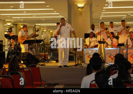 050304-N-2468S-002 Kuala Lumpur, Malesia (Mar. 4, 2005) - musicista di 2a classe di Thomas Horner, centrale e gli Stati Uniti Settimo Banda della flotta eseguire durante un concerto pubblico a 1 Utama Mall di Kuala Lumpur in Malesia. La band ha suonato brani di marching, swing e dixie-land canzoni. La band è stata in Malesia come parte di un porto programmata visita dal comando nave USS Blue Ridge (LCC 19) e il personale imbarcato di comandante U.S. Settima flotta. Stati Uniti Navy foto dal fotografo di Mate 2a classe Terry Spagna (rilasciato) Navy US 050304-N-2468S-002 musicista 2a classe Thomas Horner, centrale e gli Stati Uniti Settima flotta B Foto Stock