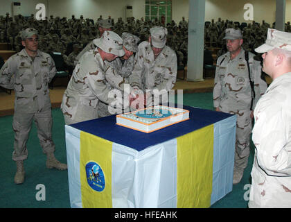 050305-N-0577F-010 Fallujah in Iraq (Mar. 5, 2005) Ð Steelworker Constructionman Michael Gilcrest e Chief Builder Andrew Sprague, il più giovane e più antiche Seabees di Fallujah, Iraq, tagliare una torta di compleanno a fianco di comandante generale, i Marine Expeditionary Force (MI) MEF, Lt. Gen. John F. Sattler. La Seabees e mi MEF ha celebrato il 63° compleanno di U.S. Navy Seabees. Stati Uniti Navy foto di PhotographerÕs mate 1. Classe Donny M. Forbes (rilasciato) Navy US 050305-N-0577F-010 Steelworker Constructionman Michael Gilcrest e Chief Builder Andrew Sprague, il più giovane e più antiche Seabees di Fallujah, Iraq, Foto Stock