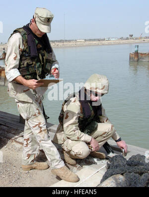 050309-N-7205P-103 Umm Qasr, Iraq (Mar. 9, 2005) - Ingegneria aiuti di prima classe Ellery Gibbs, destra e operatore di apparecchiature di prima classe Nicholas Gegg, entrambi assegnati alla costruzione subacquea Team uno (UCT-1), attentamente prende misurazioni durante la compilazione di un questionario di un molo presso il governo iracheno base navale di Umm Qasr, Iraq. Stati Uniti Navy foto di interni elettricista di comunicazioni di prima classe R. Kelly Preston (rilasciato) Navy US 050309-N-7205P-103 Engineering aiuti di prima classe Ellery Gibbs, destra e operatore di apparecchiature di prima classe Nicholas Gegg, entrambi assegnati alla costruzione subacquea Team uno (UCT-1), prende accuratamente misurare Foto Stock