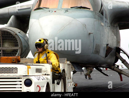 050311-N-0535P-187 Golfo Persico (Mar. 11, 2005) - Aviazione Boatswain compagno del 3° di classe Amanda Volino rimorchia un S-3B Viking assegnato al 'Checkmates' di mare Control Squadron due due (VS-22), prima di operazioni di volo a bordo della USS Harry Truman (CVN 75). Carrier aria Wing tre (CVW-3) è imbarcata a bordo di Truman e sta fornendo aria vicino sostegno e conduzione di intelligence sorveglianza e ricognizione sull'Iraq. Il vettore di Truman Strike gruppo è su un regolarmente la distribuzione programmata a sostegno della guerra globale al terrorismo. Stati Uniti Navy foto dal fotografo di Mate Airman Jay Pugh (rilasciato) US Foto Stock