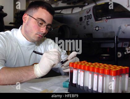 050328-N-0535P-031 Mare Mediterraneo (Mar. 28, 2005) - Ospedale Corpsman 3rd Class Mitchell etichette Perry i campioni di sangue prelevati durante le tutte le mani post implementazione valutazione della salute a bordo della Nimitz-class portaerei USS Harry Truman (CVN 75). L'Harry Truman Carrier Strike gruppo recentemente è stata rilasciata dopo aver completato quasi quattro mesi nel Golfo Persico a sostegno della guerra globale al terrorismo. Stati Uniti Navy foto dal fotografo di Mate Airman Jay C. Pugh (rilasciato) Navy US 050328-N-0535P-031 Hospital Corpsman 3rd Class Mitchell etichette Perry i campioni di sangue prelevati durante le tutte le mani Foto Stock