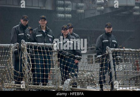 050328-N-9851B-014 Yokosuka, Giappone (Mar. 28, 2005) Ð i marinai a bordo del missile destroyer USS John S. McCain stand sotto la pioggia mentre guardi i loro cari sul molo di ritorno alla loro distribuito una base operativa, comandante le attività della flotta Yokosuka, Giappone, dopo aver completato un regolarmente programmati periodo in corso. Stati Uniti Navy foto dal fotografo di Mate 2a classe John L. Beeman (rilasciato) Navy US 050328-N-9851B-014 i marinai a bordo del missile destroyer USS John S. McCain stand sotto la pioggia mentre guardi i loro cari sul molo di ritorno alla loro implementazione in avanti Foto Stock