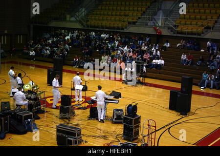 050329-N-2360K-009 Grand Prairie, Texas (Mar. 29, 2005) - STATI UNITI La marina a 6 pezzo rock band, 'New Orleans Express', suona una linea di passata e attuale musica per gli studenti al sud Grand Prairie High School di Dallas, Texas. La banda della marina militare sta eseguendo in numerose scuole superiori intorno al Dallas/Fort Worth area metropolitana come parte del Navy Settimana di Dallas. Venti tali settimane sono previste quest'anno in città durante gli Stati Uniti, disposto dalla Marina Militare Ufficio di comunicazione alla comunità (NAVCO). NAVCO è una nuova unità con il compito di potenziare il NavyÕs immagine di marchio in aree con limitata esposizione alla marina. Stati Uniti Navy pho Foto Stock