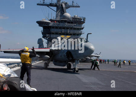 050402-N-7693J-001 Oceano atlantico (apr. 2, 2005) Ð Un Aviation BoatswainÕs Mate dirige un EA-6B Prowler, assegnato al "Patrioti" di attacco elettronico Squadron uno quattro Zero (VAQ-140), ad uno del vapore-powered catapulte prima del lancio a bordo della Nimitz-class portaerei USS Dwight D. Eisenhower CVN (69). Eisenhower è attualmente in corso nell'Oceano Atlantico conduzione di ponte di volo e di certificazione delle qualifiche portante dopo quattro anni di metà-revisione di vita. Stati Uniti Navy foto di Illustrator disegnatore Seaman William T. Jenkins (rilasciato) Navy US 050402-N-7693J-001 Un Aviation Boatswain Foto Stock