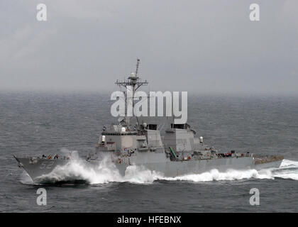 050402-N-6363M-034 Mare Mediterraneo (apr. 2, 2005) - onde infrangersi sulla prua della Arleigh-Burke-class missile destroyer USS Barry (DDG 52) come ella aratri attraverso pesanti mari mentre in corso nel Mar Mediterraneo. Barry, assegnato alla USS Harry Truman (CVN 75) il vettore Strike gruppo, recentemente è stata rilasciata dopo aver completato quasi quattro mesi nel Golfo Persico a sostegno della guerra globale al terrorismo. Stati Uniti Navy foto di PhotographerÕs Mate Airman Filippo V. Morrill (rilasciato) Navy US 050402-N-6363M-034 onde infrangersi sulla prua della Arleigh-Burke-class missile destroyer USS Foto Stock