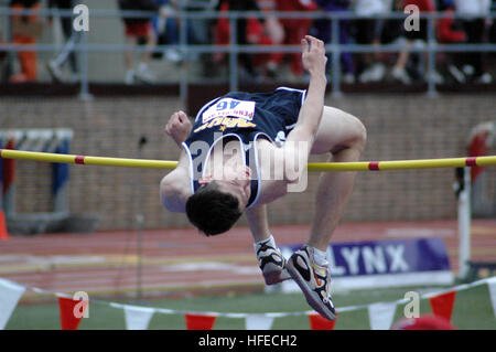 050429-N-7975R-004 Philadelphia, Penn. (29 aprile 2005) Ð il guardiamarina di terza classe Stefano bianchi cerca un area di atterraggio come egli cancella il bar durante il salto in alto la concorrenza all'Università di PennsylvaniaÕs Penn relè. Il guardiamarina bianco e gli Stati Uniti Accademia navale della pista e sul campo di team sono in competizione nella Università della Pennsylvania "Penn relè." Il Penn relè è la nazione più antica e più grande pista-e-campo la concorrenza degli Stati Uniti per le scuole superiori e università. Stati Uniti Navy foto dal fotografo di mate 1. Classe Matteo L. Romano (rilasciato) Navy US 050429-N-7975R-004 Guardiamarina di terza classe steph Foto Stock