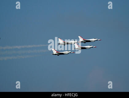 050430-N-8154G-408 FT. Lauderdale, Florida (30 aprile 2005) Ð quattro F-16 jet fighter attaccato per gli Stati Uniti Air Force Thunderbirds eseguire una formazione di diamante manovra oltre l'assalto anfibio nave USS Bataan (LHD 5) mentre ancorata al largo della Florida in annuale WeekÓ ÒFleet festeggiamenti. I Thunderbirds sono state uno dei molti artisti tra cui due mestieri di atterraggio ammortizzato aria (LCACs) attaccato all'Assalto unità artigianali quattro (ACU-4), imbarcato a bordo della Bataan. Stati Uniti Navy foto di PhotographerÕs Mate Airman Jeremy L. Grisham (rilasciato) Navy US 050430-N-8154G-408 Quattro F-16 jet fighter attaccato al Foto Stock