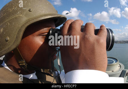 050507-N-8158F-045 Oceano Pacifico (7 maggio 2005) - Aviazione Ordnanceman Airman Terrell Alexander, un nativo di Auburndale Fla., mans dritta look out guarda sul ponte di volo come la portaerei nucleare USS Nimitz CVN (68) lascia il suo homeport di San Diego per una routine di sei mesi di distribuzione. Stati Uniti Navy foto di PhotographerÕ Mate Airman Roland Franklin (rilasciato) Navy US 050507-N-8158F-045 Aviation Ordnanceman Airman Terrell Alexander, un nativo di Auburndale Fla., mans dritta look out guarda sul ponte di volo Foto Stock