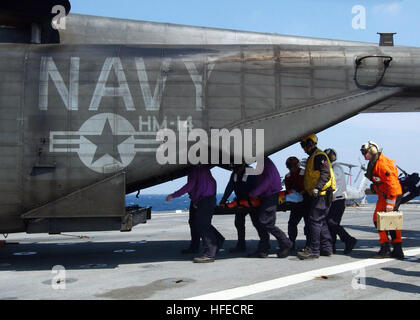 050508-N-4374S-004 Oceano atlantico (Maggio 08, 2005) - barellieri assegnati per il trasporto anfibio dock nave USS Trenton (LPD 14), eseguire un 83-anno vecchio civili, per un MH-53E mare Dragon elicottero assegnato all'ÒVanguardsÓ della miniera di elicottero contromisure uno squadrone quattro (HM-14) per un evacuazione medica (MEDEVAC). Il Trenton e elicottero imbarcato mare squadrone di combattimento due sei (HSC-26) eseguite una pericolosa notte di ricerca e di salvataggio (SAR) missione di salvataggio, il civile da un 41-piedi vela catturati in mare grosso. Stati Uniti Navy foto di PhotographerÕs Mate 2a classe Michael Sandberg (RI Foto Stock