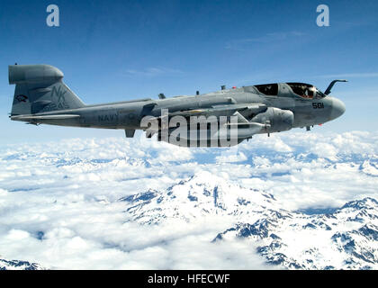 050516-N-8921O-001 Mt. Baker, nello Stato di Washington (16 maggio 2005) - Un EA-6B Prowler, assegnato all'ÒBlack RavensÓ di Attacco Elettronico Squadron UNO TRE CINQUE (VAQ-135), vola vicino a Mt. Baker durante un esercizio di formazione. Stati Uniti Navy foto dal fotografo compagno del 3° di classe Chris Otsen (rilasciato) Navy US 050516-N-8921O-001 un EA-6B Prowler, assegnato per i corvi neri di Attacco Elettronico Squadron UNO TRE CINQUE (VAQ-135), vola vicino a Mt. Baker durante un esercizio di formazione Foto Stock