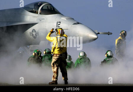 050513-N-5549O-061 Oceano Pacifico (13 maggio 2005) Ð di un ponte di volo handler dirige un'F/A-18E Super Hornet attaccata al " Fighting Redcocks' di Strike Fighter Squadron due due (VFA-22) in posizione di lancio durante le operazioni di volo a bordo della Nimitz-class portaerei USS Ronald Reagan (CVN 76). VFA-22 è assegnato al Carrier aria Wing uno quattro (CVW-14) attualmente imbarcato a bordo del Reagan in corso la conduzione di qualifiche. Stati Uniti Navy foto dal fotografo compagno del 3° Classe S. Kevin O'Brien (rilasciato) Navy US 050513-N-5549O-061 di un ponte di volo handler dirige un F-A-18E Super Hornet attac Foto Stock